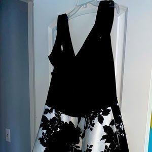 Beautiful semi formal dress smoke free home and pet free. It has a longer back.